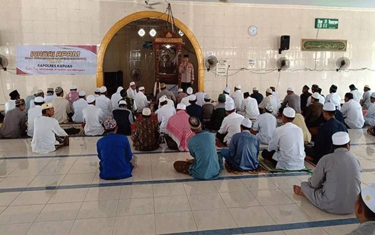 Kapolres Kapuas Gelar Jumat Curhat Bersama Warga Jemaah Masjid Al Wustha?