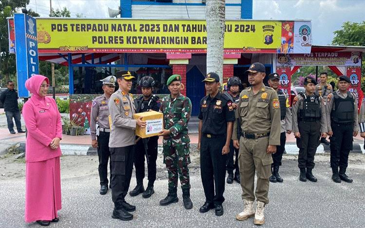 Kapolres Kobar Berikan Bingkisan ke Petugas Pos Pam Nataru
