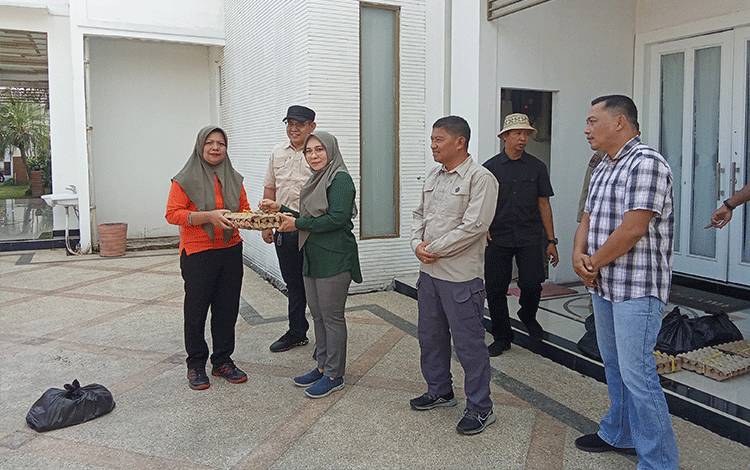 Nunu Andriani : Petugas Kebersihan Adalah Garda Terdepan Dalam Mempercantik Wilayah Perkotaan