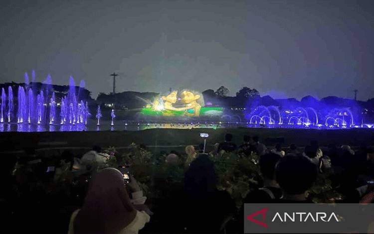 Air Mancur Tirta Cerita Memesona Pengunjung TMII di Malam libur Natal