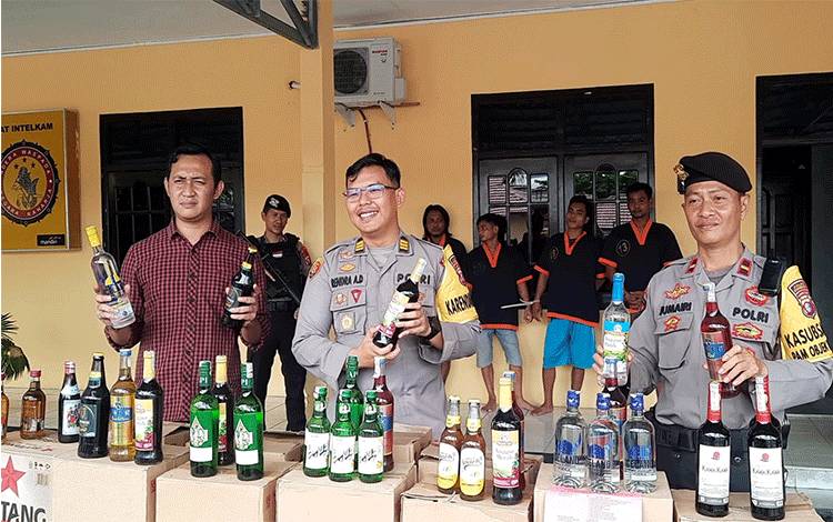 Polres Kobar Sita Ratusan Botol Miras, Ciptakan Situasi Kondusif Saat Natal dan Tahun Baru