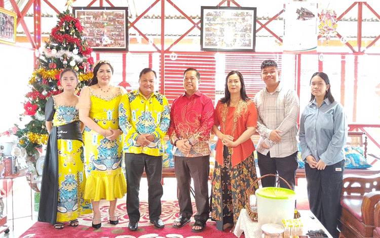 Ketua DPRD Kapuas dan Wakil Ketua I Rayakan Natal Bersama Warga