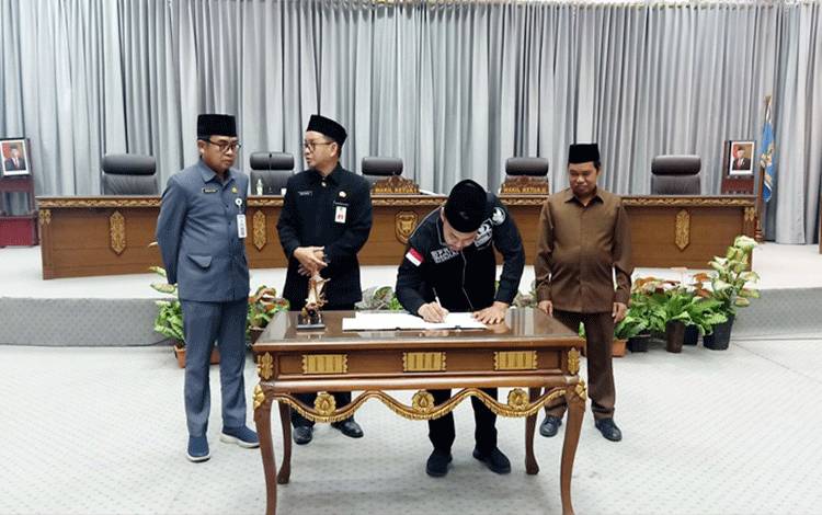 Pj Bupati Barut: Perda Memegang Peranan Penting Dalam Penyelenggaraan Pemerintahan