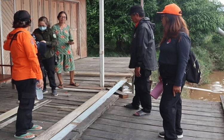 BPBD Palangka Raya Tinjau Lokasi Jembatan Ambruk Akibat Longsor