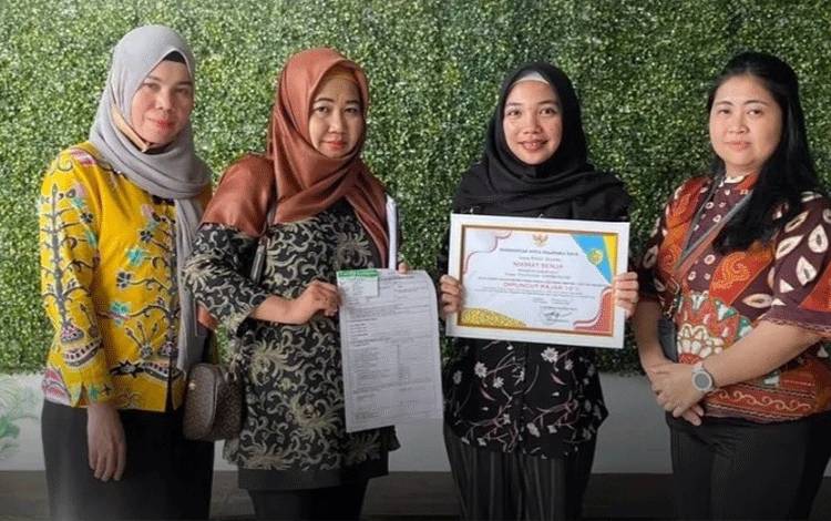 Kepala BPPRD Palangka Raya Beri Penghargaan Pelaku Usaha Wajib Pajak