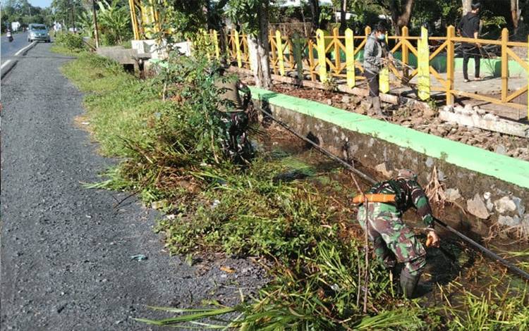 Musim Hujan, Koramil Kapuas Hilir Karya Bakti Bersihkan Selokan