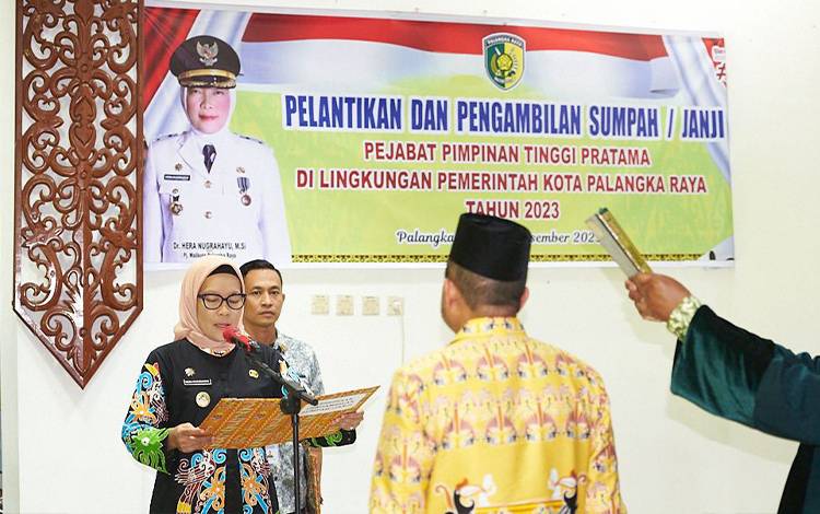 Pj Wali Kota Palangka Raya Lantik Kepala Dinas Dukcapil