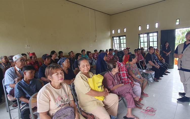 Lansia di Kelurahan Pager Dapat Bantuan Sembako dan Pengobatan Gratis
