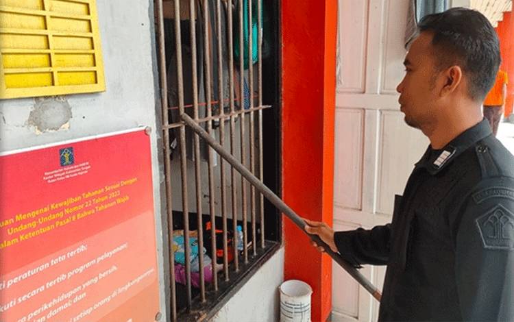 Petugas Rutan Kapuas Cek Teralis Kamar Hunian WBP untuk Deteksi Dini Gangguan Kamtib