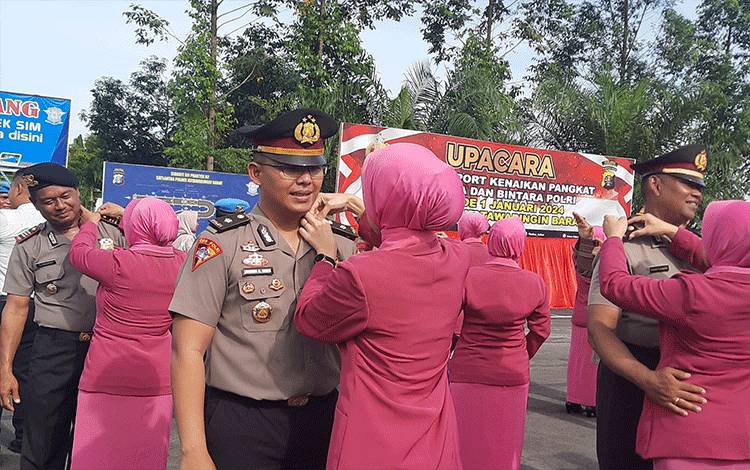 43 Polisi di Kobar Naik Pangkat, Ini yang Dilakukan Para Istri Mereka
