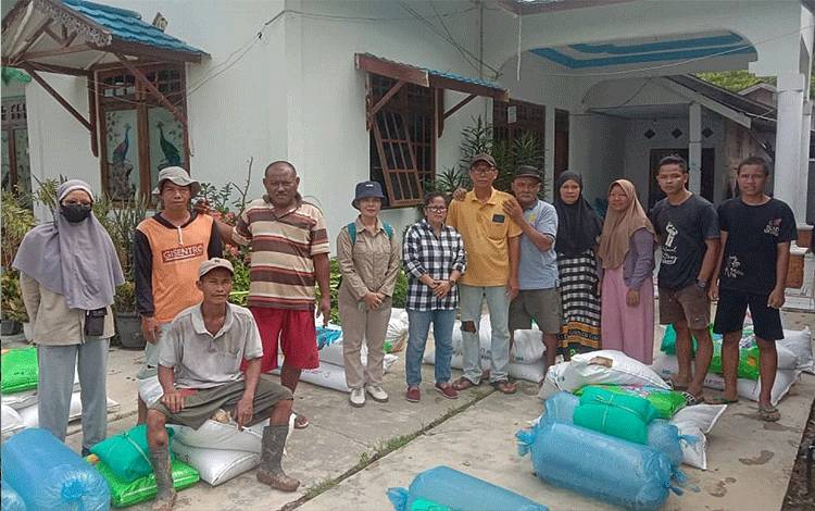 Pemkab Barito Timur Salurkan Bantuan Benih Ikan ke Warga Terdampak Banjir