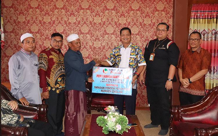 Pj Bupati Seruyan Serahkan CSR Bank Kalteng