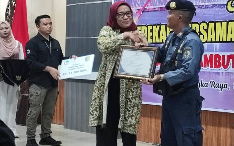 Sucipto dari Call Center 112 Palangka Raya Raih Penghargaan ASN Terbaik