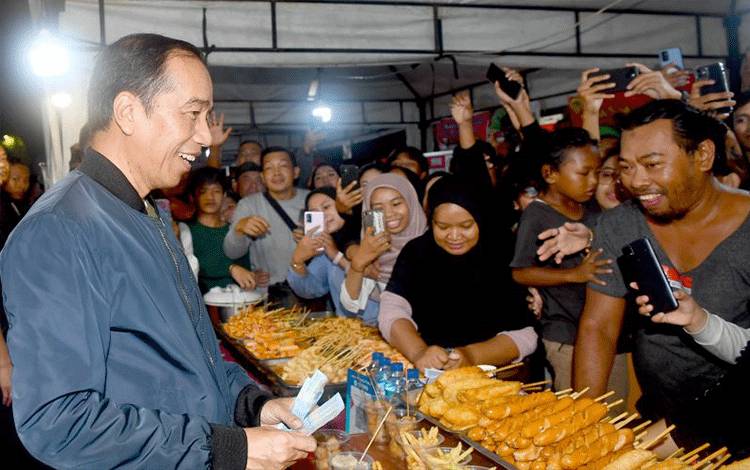 Jokowi Beli Temulawak dan Jajanan di Surakarta Jelang Pergantian Tahun