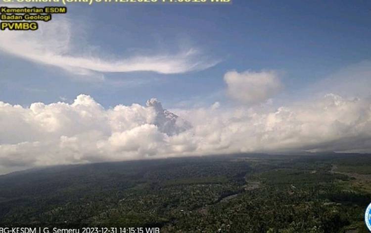 Gunung Semeru Dua Kali Erupsi Disertai Luncuran Awan Panas