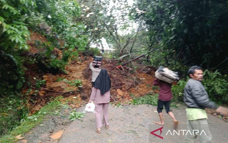 Pemerintah Turunkan Alat Berat Bersihkah Material Longsor