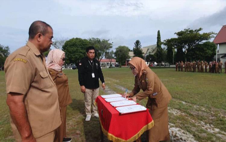 Pj Wali Kota Palangka Raya Pimpin Sertijab Kepala Dukcapil dan BKPSDM