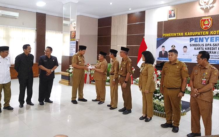 Pj Bupati Kobar Serahkan DPA-SKPD TA 2024 dan Kartu Kredit