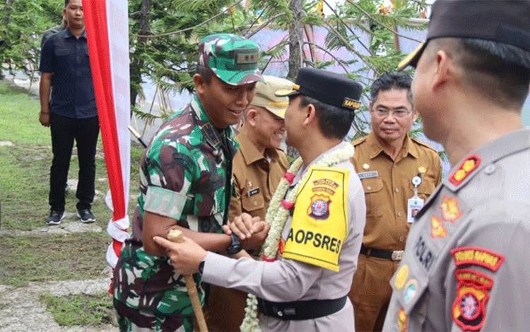 Dandim 1011 Kuala Kapuas Hadiri Penyambutan Kapolres Kapuas yang Baru?