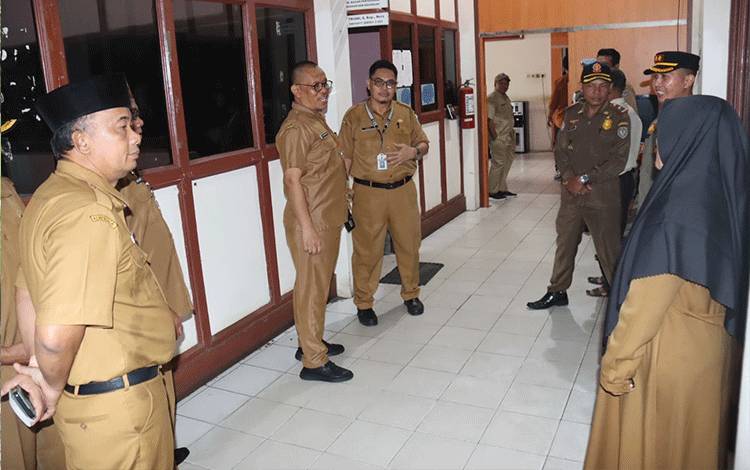 Hari Pertama Masuk Kerja, Pj Sekda Seruyan Sidak ke Sejumlah Perangkat Daerah