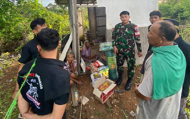 Babinsa Koramil Teweh Tengah Bersama Komunitas Motor Beri Bantuan Warga Kurang Mampu