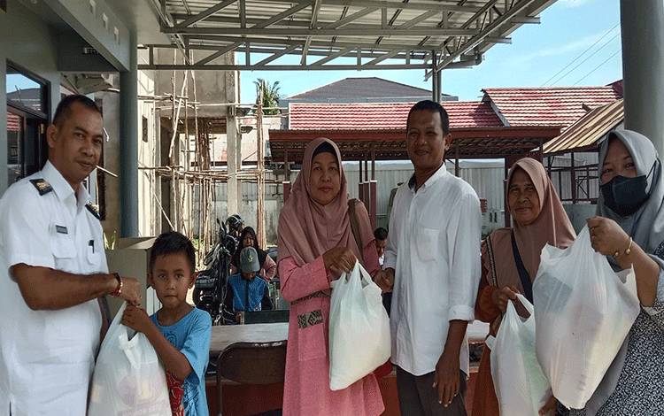Lurah Kuala Pembuang I Serahkan Bantuan Sembako untuk Anak Yatim Piatu