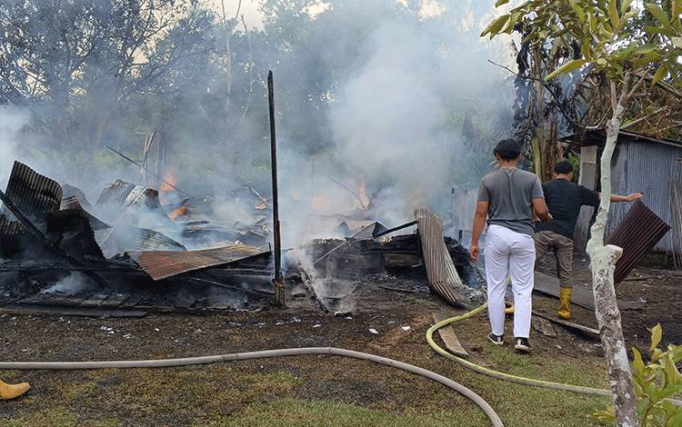 Sebuah Rumah Semi Permanen Terbakara di Jalan Adonis Samad Palangka Raya