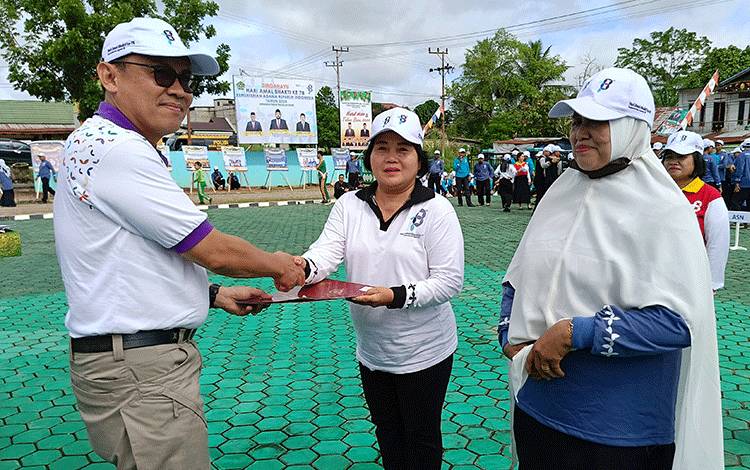 Kasi Bimas Kristen Kantor Kemenag Barito Timur Terima Satyalancana Karya Satya 30 Tahun