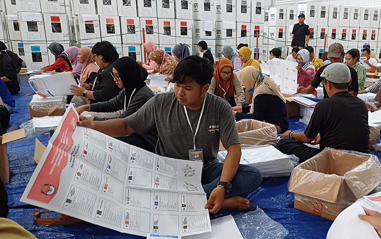 KPU Kotim Mulai Sortir dan Lipat Ribuan Surat Suara