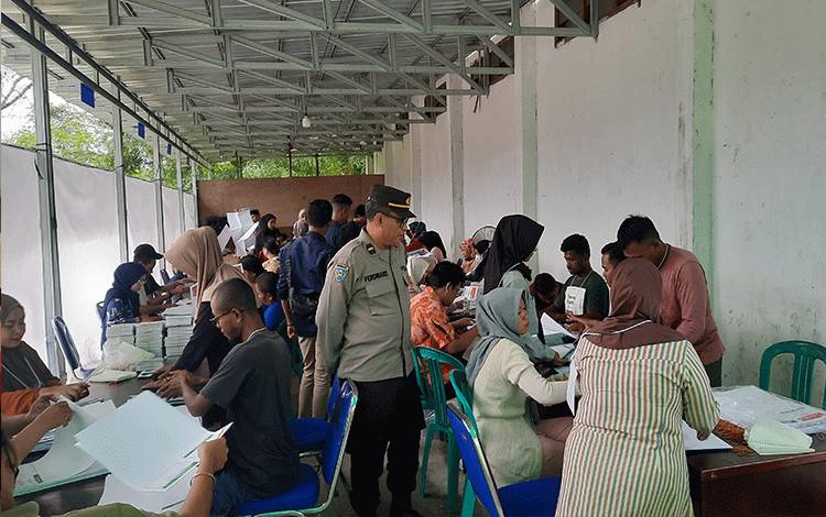 KPU Kobar Awasi secara Ketat Pekerja Sortir dan Lipat Surat Suara