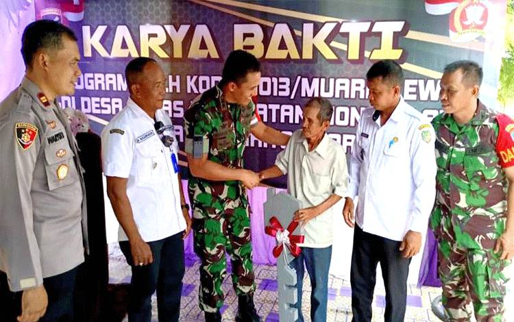 Dandim 1013 Muara Teweh Serahkan Rumah Layak Huni kepada Warga Kurang Mampu