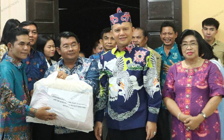 Pemkab Gumas Beri Bantuan Alat Olahraga kepada Karang Taruna