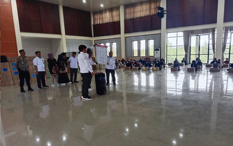 KPU Pulang Pisau mulai Sortir dan Lipat Kertas Suara Pemilu 2024
