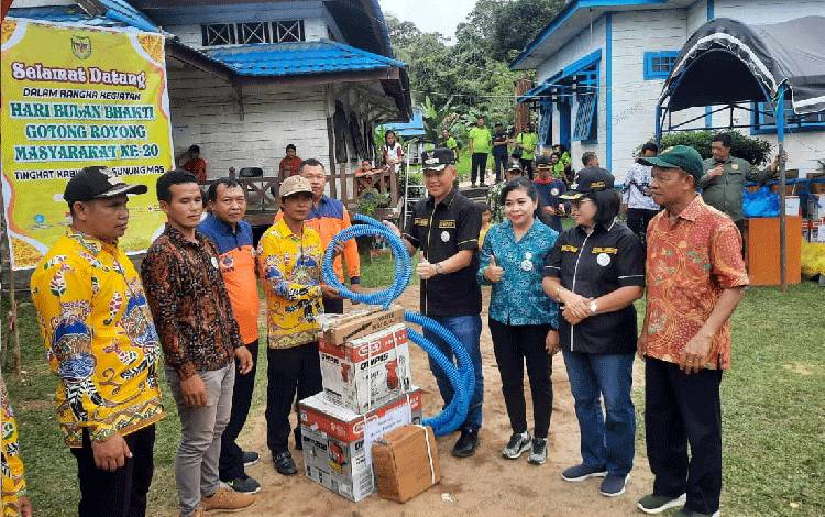 Pemkab Gunung Mas Beri Bantuan APD dan Mesin Pompa kepada Puluhan Desa/Kelurahan