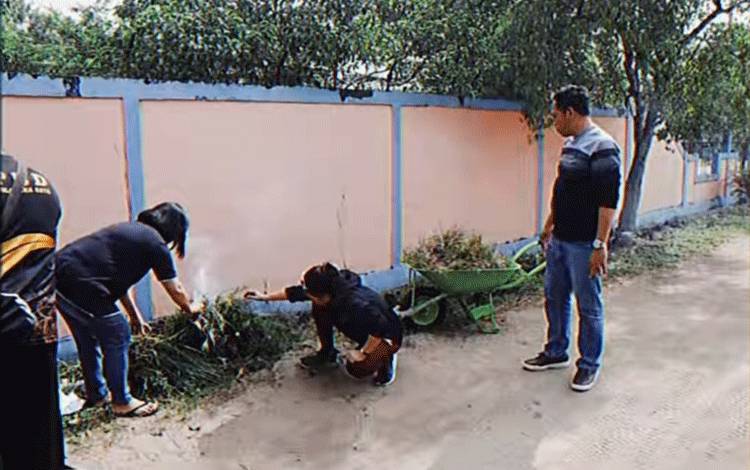 Plt Kepala Pelaksana BPBD Palangka Raya Ajak Anggota Jaga Kebersihan Kantor