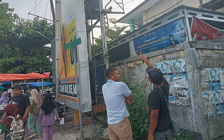 Pria di Sampit Tersetrum Listrik Saat Pasang Baliho Caleg