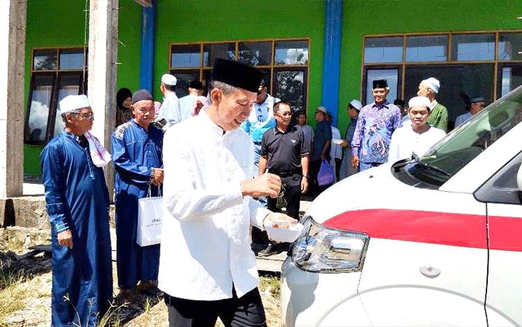 Politisi Partai Demokrat Serahkan Mobil Ambulans untuk Masjid Haji Muhammad Sidik