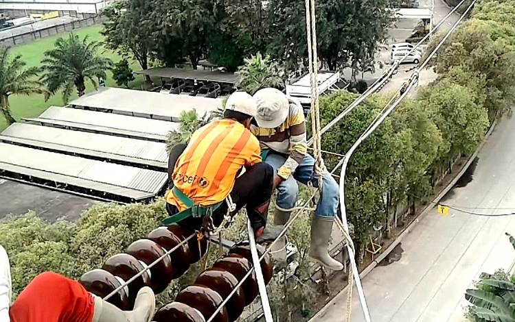 Sambut Idul Fitri, Petugas PLN Amankan Pasokan Listrik di Kalteng