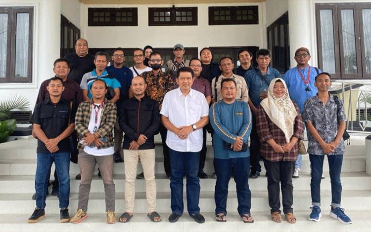Pj Bupati Kobar Ajak Insan Pers Bersama Majukan Daerah