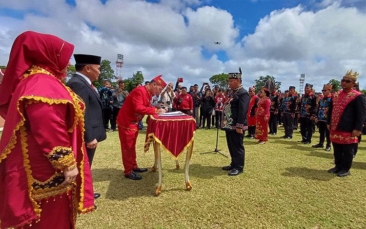 Gubernur Kalteng Minta DAD Kotim yang Baru Dilantik Bersinergi dengan Pemerintah Membangun Daerah