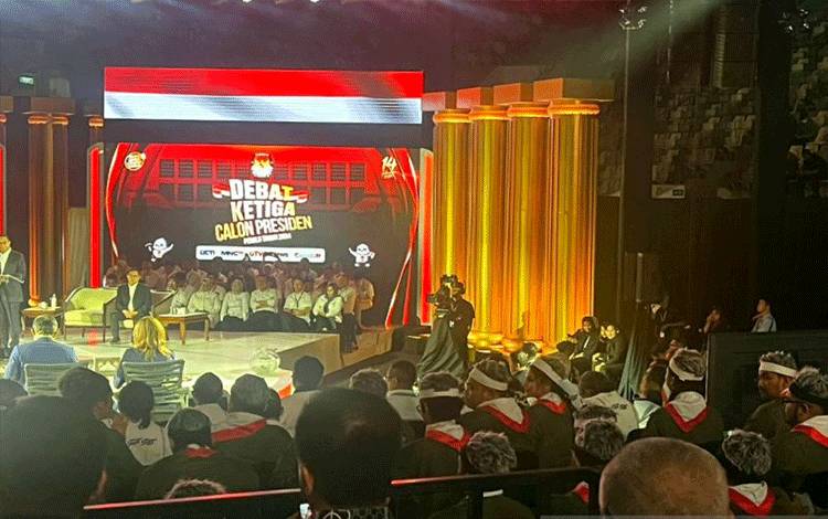 Pendukung Ganjar-Mahfud MD Kompak Gunakan 'Wig' Rambut Beruban