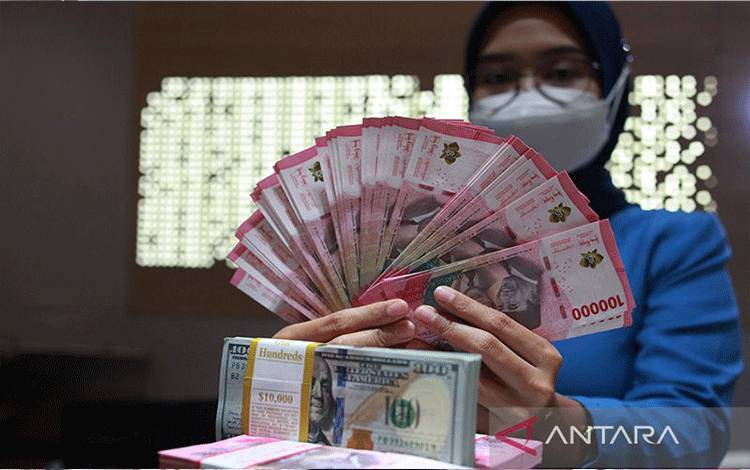 Rupiah Turun di Tengah Pasar Menunggu Sinyal Pemangkasan Suku Bunga AS