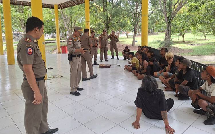 Satpol PP Kobar Tertibkan Belasan Anak Punk