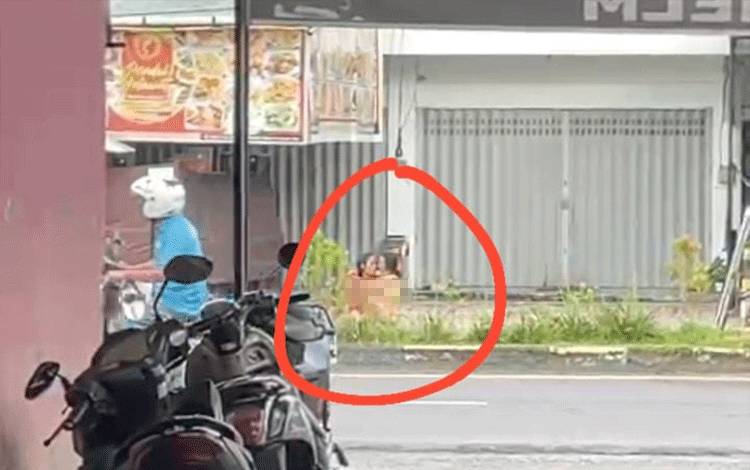 Heboh!! Diduga ODGJ Sedang Bercinta di Pinggir jalan