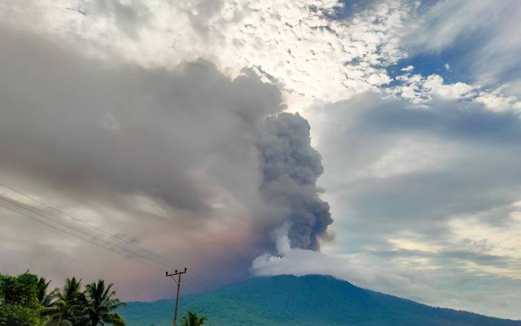 Gunung Lewotobi Laki-laki Lontarkan Abu Setinggi 2.000 Meter