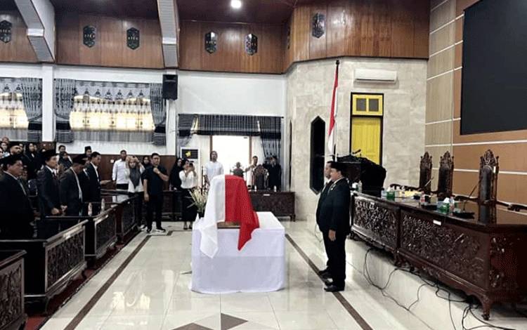 Pimpinan dan Anggota DPRD Kapuas Beri Penghormatan Terakhir dan Lepas Jenazah Almarhum Rosihan Anwar