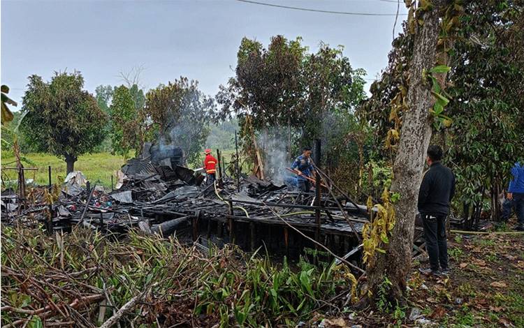 Pagi Hari, Kebakaran Hanguskan Sebuah Rumah Warga di Kapuas