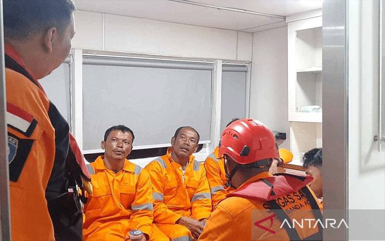 Basarnas Evakuasi Tiga Nelayan Diselamatkan Kapal Tanker