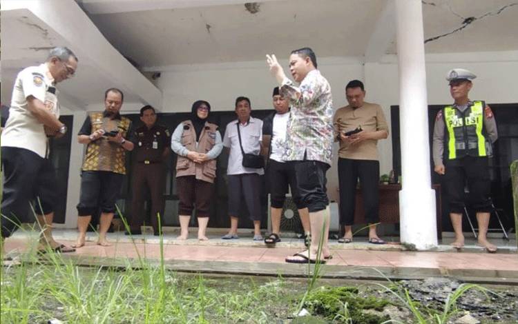 Pj Bupati Barsel Bantu Kantor KPU yang Kebanjiran