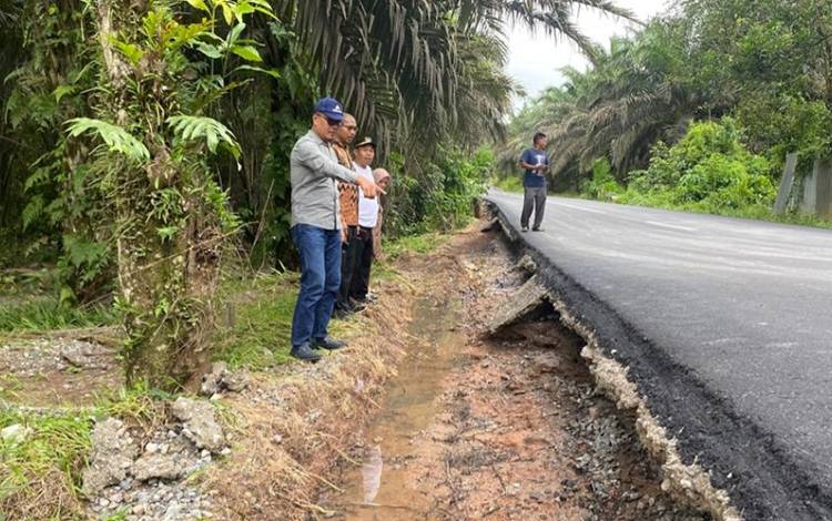 Dewan Kobar Minta Dinas Terkait Segera Tangani Bahu Jalan Terkikis Banjis?